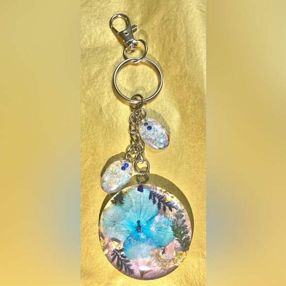 “Transformation Charm:
Symbolizing growth, healing, and new beginnings - Picture 2 of 3